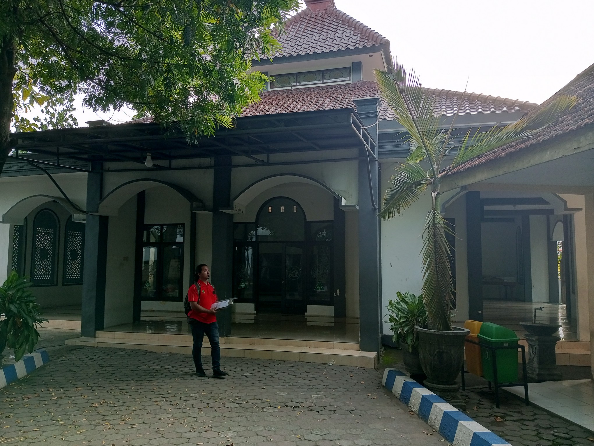 Gerakan Resik Resik Masjid Mojokerto melakukan giat bersih bersih masjid di Masjid SMAN 2 Kota Mojokerto
